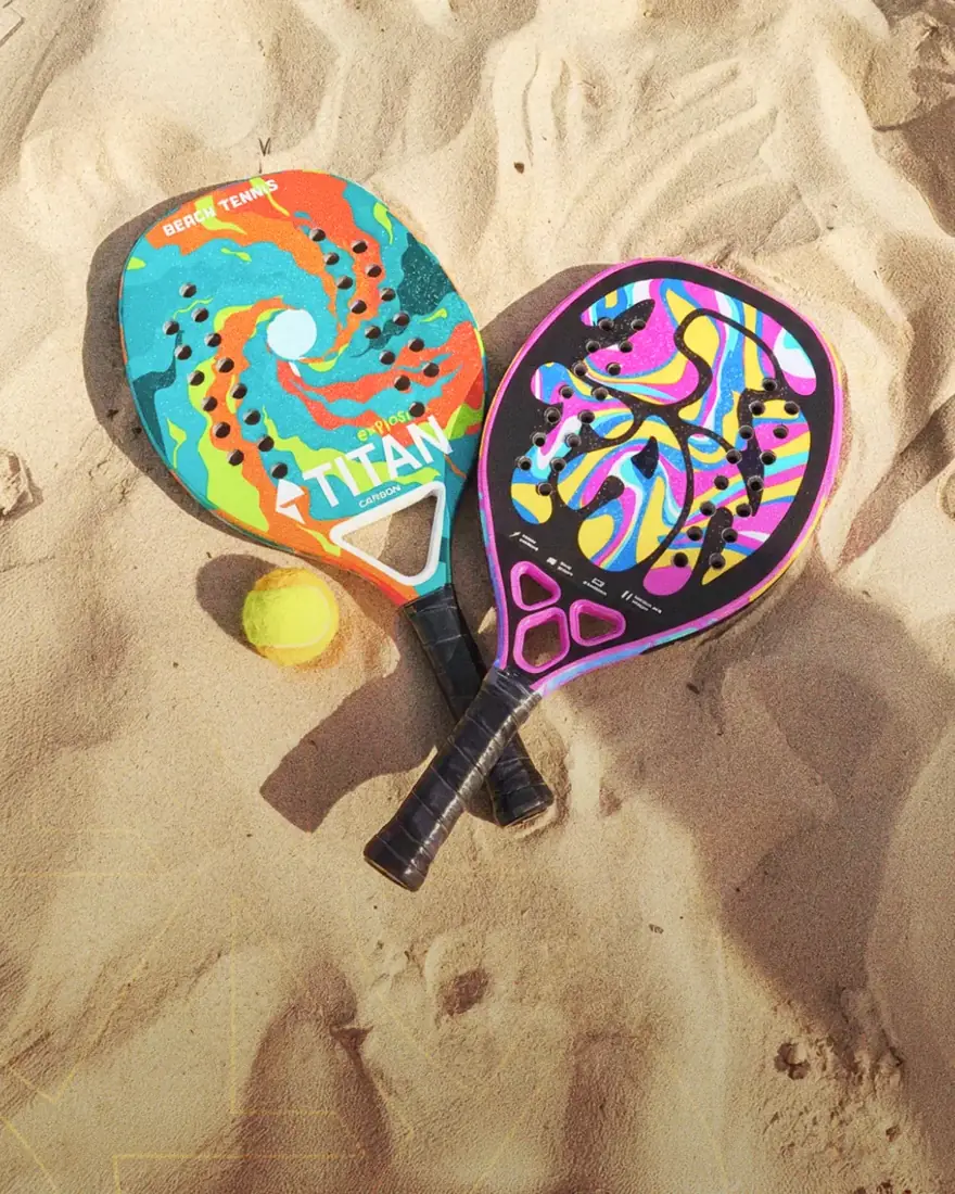 Raquetes de beach tennis coloridas sobre a areia
