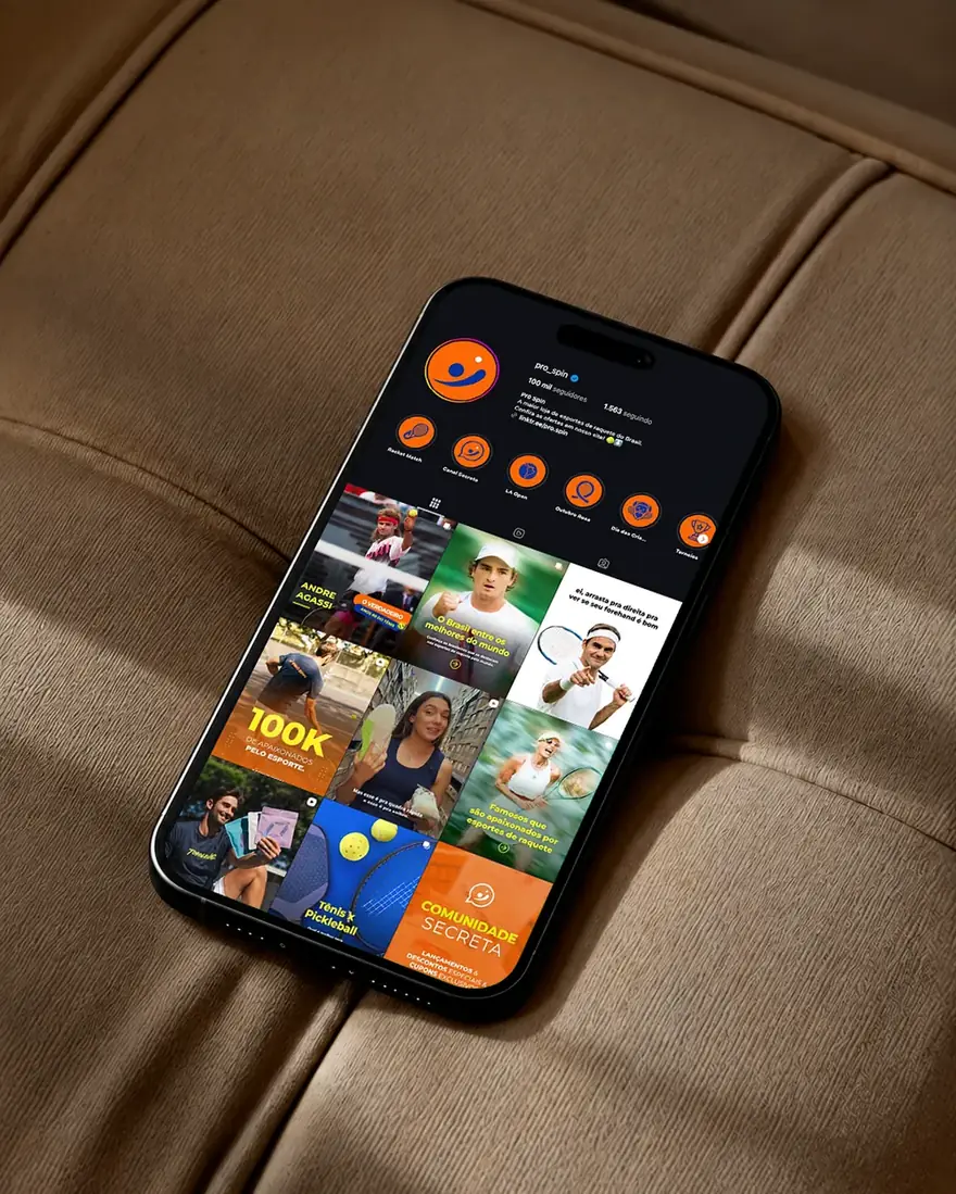 Celular exibindo um feed de social media